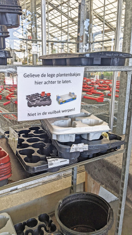 Benutze Plastiktrays können am Eingang zurückgegeben werden.