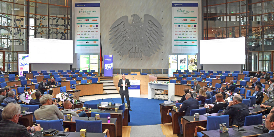 Der BHB-Kongress kann auch mal stimmungsvoll: Am zweiten Tag gab’s bunte Lichter im Plenum für eine Spendenaktion zugunsten einer Kinder-Reha. 