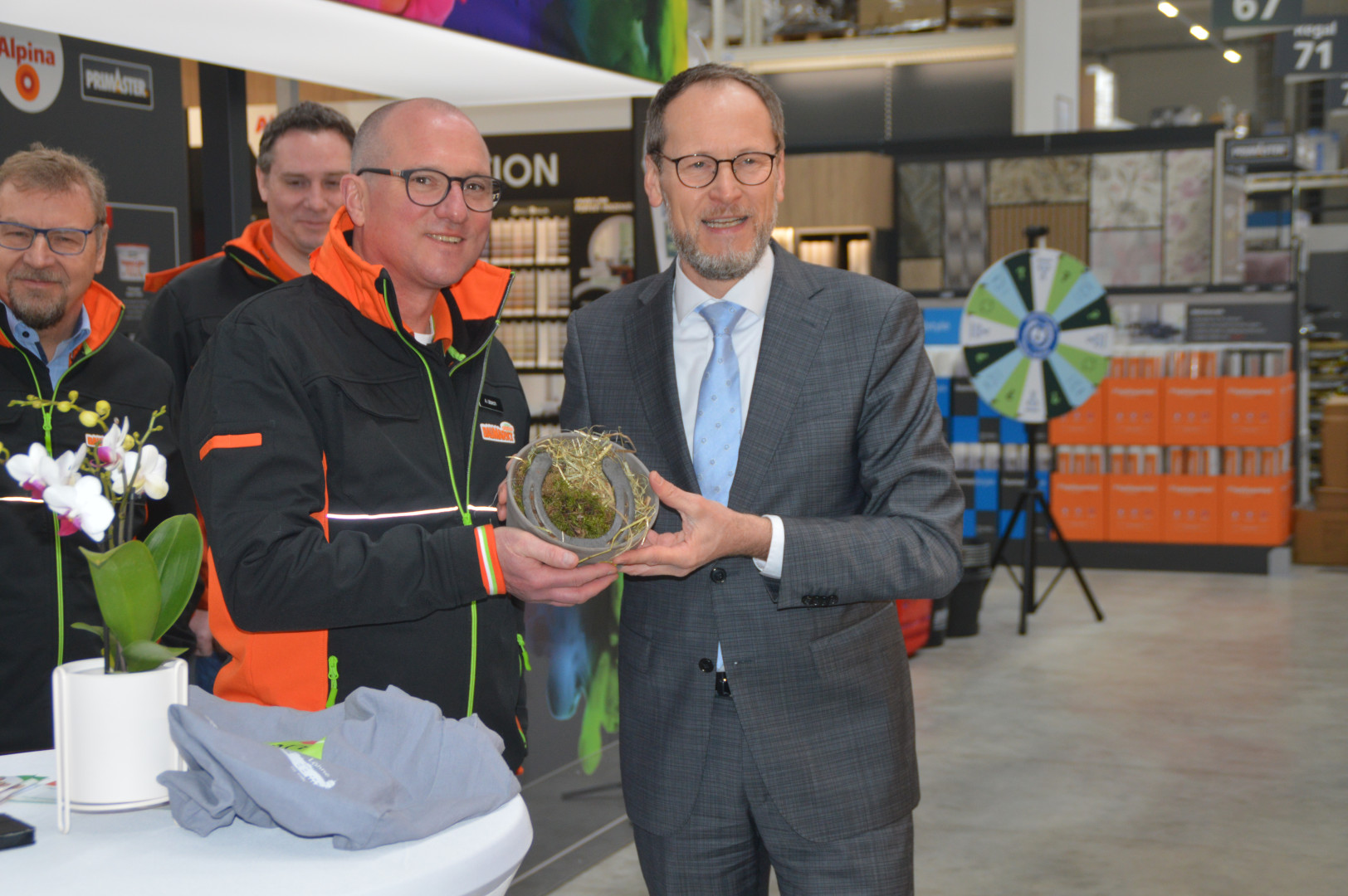 Globus eröffnet seinen größten Baum... - diy online