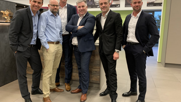 Neues Managementteam bei Hettich DIY: (v. l. n. r.) Benjamin Pawelzik, Swen Zacharias (eingetragener Geschäftsführer), Jeroen ten Broeke (4. v. l.), Guillaume Baillon (5. v. l.) und Pascal Gottert (6. v. l.).
