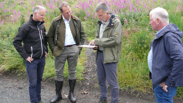 Jörg Lindemann (von links) erkundigte sich bei Jörg Ludwig Jordan, Elmar Wulf und Josef Mitterfellner (Vorsteher der Waldgenossenschaft) nach dem Stand der Pflanzarbeiten. 