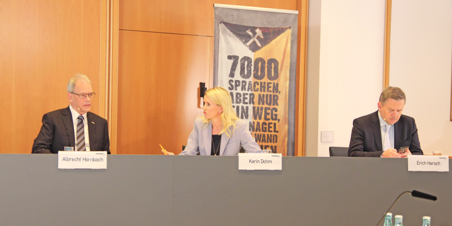 Albrecht Hornbach, Vorstandsvorsitzender der Hornbach Management AG, Karin Dohm, CFO der Hornbach Management AG, und Erich Harsch, Vorstandsvorsitzender der Hornbach Baumarkt AG, auf der Pressekonferenz in Frankfurt.