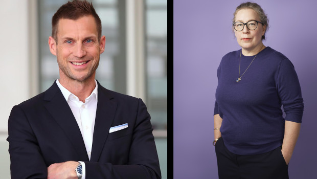 Markus Disselhoff und Christina Garth erklären die Designpreis-Gewinner.