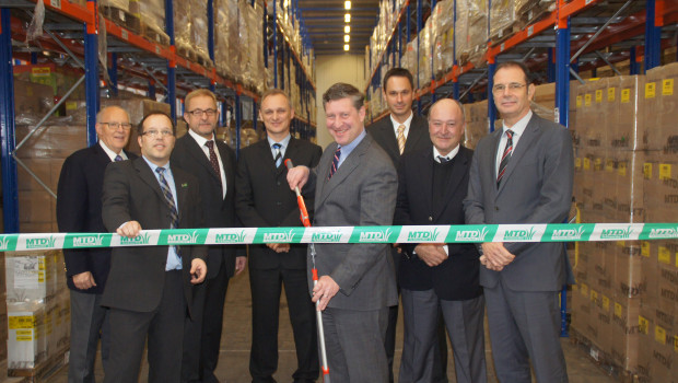 Das neue MTD Distribution Center in Saarbrücken-Bübingen wird vom Aufsichtsratsvorsitzenden Rob Moll in Betrieb genommen. Rechts im Bild Vorstandsvorsitzender Peter Janssen, 2. von links Logistikchef Stephan Bader. Das neue MTD Distribution Center in Saarbrücken-Bübingen wird vom Aufsichtsratsvorsitzenden Rob Moll in Betrieb genommen. Rechts im Bild Vorstandsvorsitzender Peter Janssen, 2. von links Logistikchef Stephan Bader.