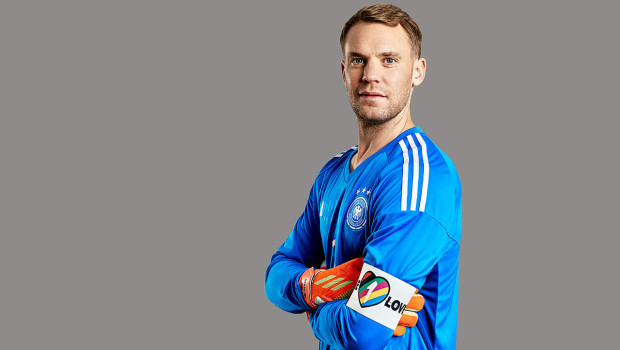 Manuel Neuer sollte eigentlich während den Spielen eine One-Love-Armbinde tragen, doch die FIFA sprach ein Verbot aus und der DFB beugte sich der Entscheidung. 