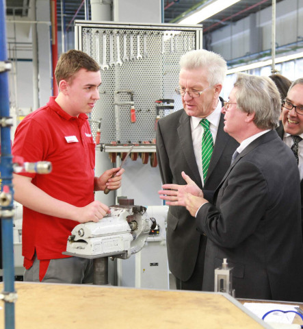 Kretschmann und Fischer mit Azubis.