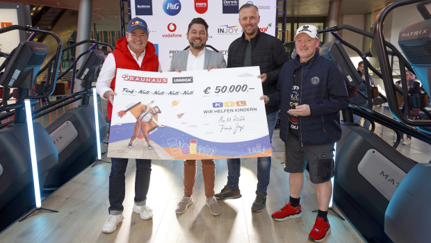 Spendenübergabe zum 27. RTL-Spendenmarathons in Köln (v. l.): Wolfram Kons, RTL-CharityGesamtleiter und Moderator des RTL-Spendenmarathon, Frank Meyer, regionale Geschäftsführung von Bauhausim Rheinland, Daniel Littmann, Geschäftsleiter Bauhaus-Fachcentrum Köln-Kalk, und der Musiker und Extremsportler Joey Kelly.