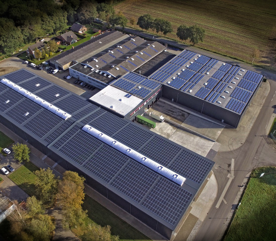 Die Vogelperspektive macht die Dimensionen der Erweiterung in Westerstede erkennbar. Vorne im Bild ist der 5.600 m² große Neubau erkennbar; das Dach ist fast vollständig von einer Photovoltaikanlage bedeckt. Die Vogelperspektive macht die Dimensionen der Erweiterung in Westerstede erkennbar. Vorne im Bild ist der 5.600 m² große Neubau erkennbar; das Dach ist fast vollständig von einer Photovoltaikanlage bedeckt.