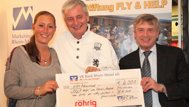 Hans Peter und Yvonne Röhrig überreichen einen Teilerlös  von der Benefiz-Gala an Reiner Meutsch für die Akion „Fly & Help“.