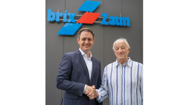 DI Maximilian Priglinger, Geschäftsführer der Priglinger Holding, und Ing. Reinhard Tiess, Geschäftsführer der Brix Zaun + Tor GmbH, haben die Übernahme bekannt gegeben. DI Maximilian Priglinger, Geschäftsführer der Priglinger Holding, und Ing. Reinhard Tiess, Geschäftsführer der Brix Zaun + Tor GmbH, haben die Übernahme bekannt gegeben.