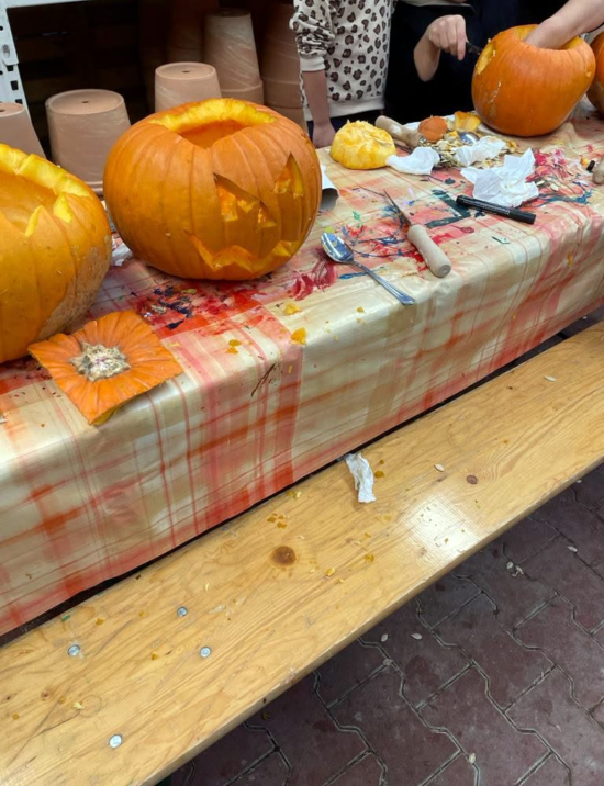 Kürbisschnitzen ist nur einer der Workshops, die Dominik Grohs und sein Team in Wachtberg anbieten.  Kürbisschnitzen ist nur einer der Workshops, die Dominik Grohs und sein Team in Wachtberg anbieten.