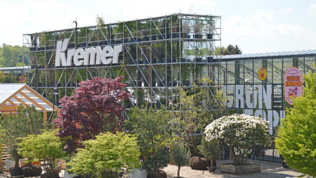 Den Klimawald der Zukunft präsentiert das Gartencenter Kremer bereits jetzt an seiner Fassade.