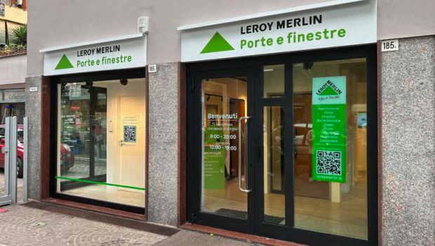 Der auf Fenster und Türen spezialisierte Standort von Leroy Merlin befindet sich in Rom. Die Räume hat früher eine Bankfiliale genutzt.