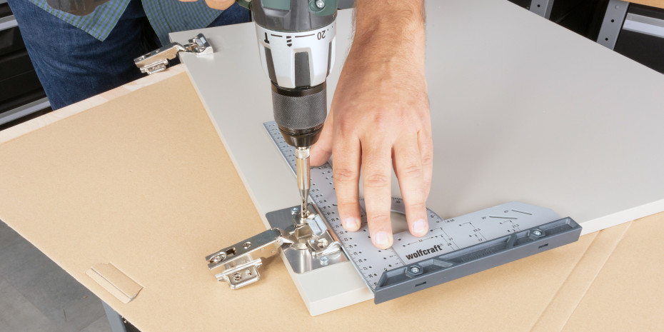 Das Paket enthält Montageplatten, einen Bohrer, Schrauben und einen Universalwinkel – kurz: alles, was man für das Reparaturprojekt benötigt. Das Paket enthält Montageplatten, einen Bohrer, Schrauben und einen Universalwinkel – kurz: alles, was man für das Reparaturprojekt benötigt.
