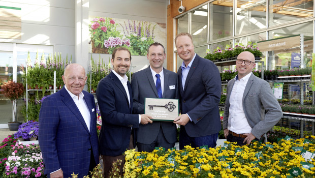 Schlüsselübergabe in Montabaur (v. l.): Albert Weber (Senior-Chef Dehner), Georg Weber (CEO Dehner), Markus Itzek (Marktleitung), Frank Böing (CSO Dehner) und Jörg Schielke (Regionsleitung).
