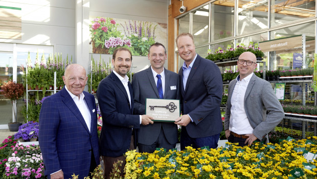 Schlüsselübergabe in Montabaur (v. l.): Albert Weber (Senior-Chef Dehner), Georg Weber (CEO Dehner), Markus Itzek (Marktleitung), Frank Böing (CSO Dehner) und Jörg Schielke (Regionsleitung).
