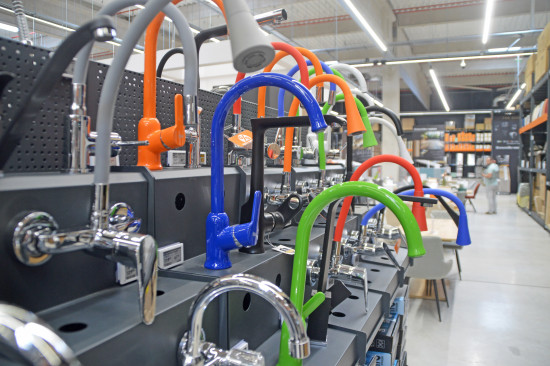 Farbige Armaturen kamen bei den Kundinnen und Kunden gut an. Farbige Armaturen kamen bei den Kundinnen und Kunden gut an.
