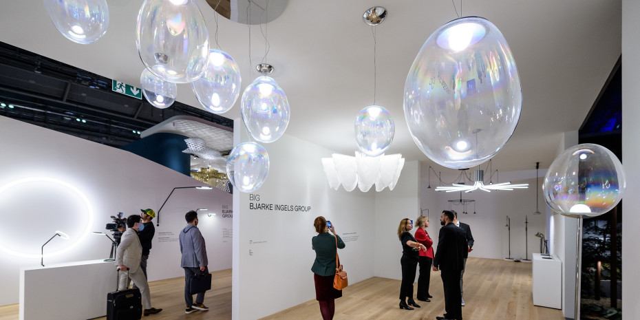 Hier trifft Handwerk auf Design: Wie Seifenblasen schweben die Leuchten im Raum.