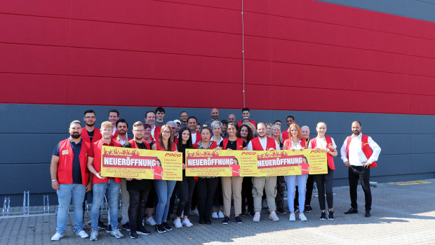 Anthrazit und Bordeauxrot statt knalligem Rot und Gelb - die Außenwand im Hintergrund gibt einen ersten Eindruck von der neuen Farbgebung des Marktes. 