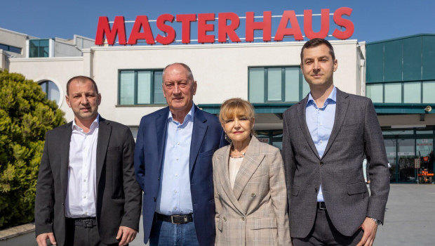 Masterhaus ist ein familiengeführtes Unternehmen: Neben Gründer Pavel Boshnakov (zweiter v.l.) und Ehefrau Marina arbeiten auch die beiden Söhne Viktor (r.) und Martin (l.) mit. Masterhaus ist ein familiengeführtes Unternehmen: Neben Gründer Pavel Boshnakov (zweiter v.l.) und Ehefrau Marina arbeiten auch die beiden Söhne Viktor (r.) und Martin (l.) mit.