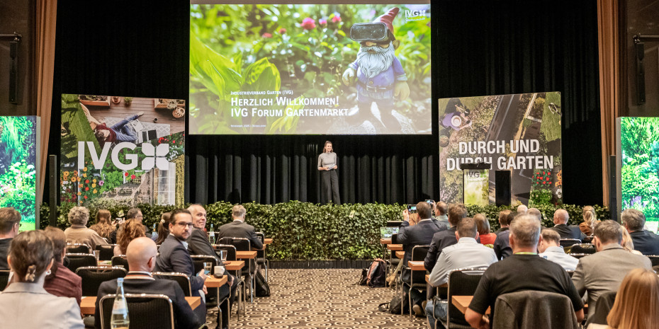 Knapp 200 Teilnehmerinnen und Teilnehmer aus der grünen Branche haben am diesjährigen IVG-Forum Gartenmarkt teilgenommen. Knapp 200 Teilnehmerinnen und Teilnehmer aus der grünen Branche haben am diesjährigen IVG-Forum Gartenmarkt teilgenommen.