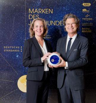 Annette Rauber, Marketing Managerin Consumer Brands bei Akzo Nobel, erhält auf der feierlichen Gala die Auszeichnung „Marken des Jahrhunderts“ von Herausgeber Dr. Florian Langenscheidt.