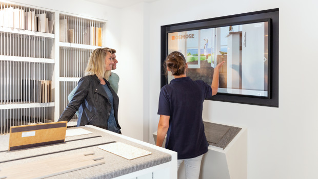 Ein Touch-Display für die digitale Produktpräsentation wird in den Ausstellungen installiert.
