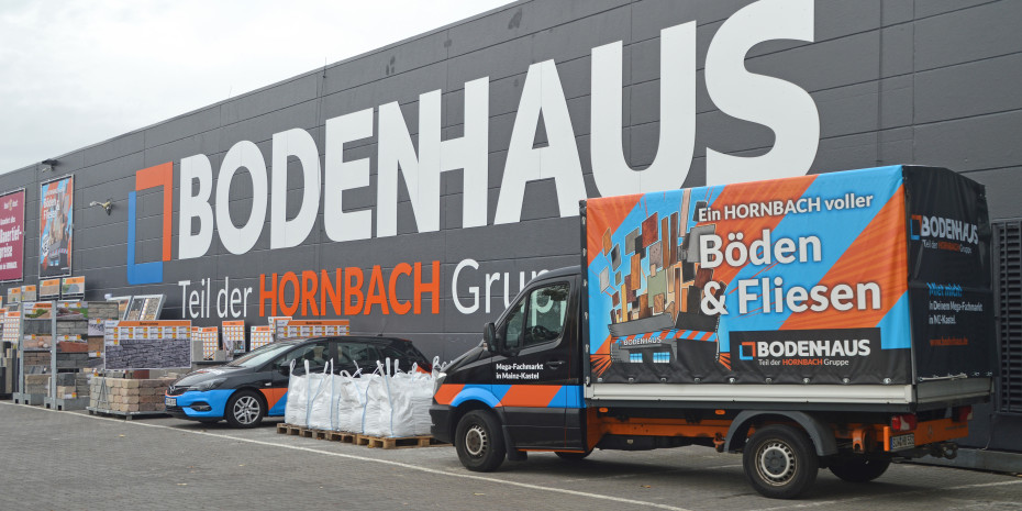 „Teil der Hornbach Gruppe”: Das neue Bodenhaus in Mainz-Kastel kommuniziert klar seine Herkunft.