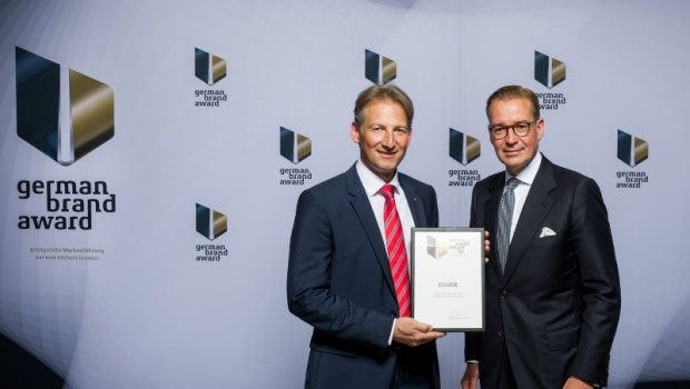 Hubert Höglauer, Leitung Marketing Egger Gruppe (l.), mit Andrej Kupetz, Hauptgeschäftsführer Rat für Formgebung, bei der Verleihung des German Brand Awards.