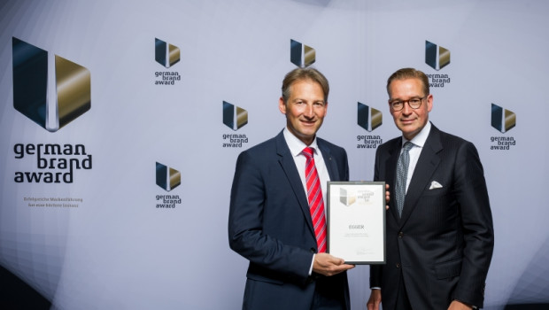 Hubert Höglauer, Leitung Marketing Egger Gruppe (l.), mit Andrej Kupetz, Hauptgeschäftsführer Rat für Formgebung, bei der Verleihung des German Brand Awards. Hubert Höglauer, Leitung Marketing Egger Gruppe (l.), mit Andrej Kupetz, Hauptgeschäftsführer Rat für Formgebung, bei der Verleihung des German Brand Awards.