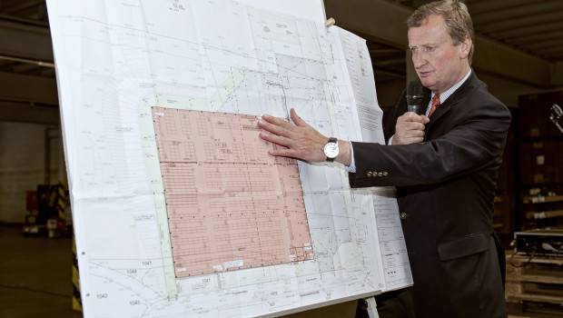 Geschäftsführer Dietrich Alberts stellt der Belegschaft die Planung für die neue Lagerhalle am Unternehmensstandort Herscheid vor. Geschäftsführer Dietrich Alberts stellt der Belegschaft die Planung für die neue Lagerhalle am Unternehmensstandort Herscheid vor.