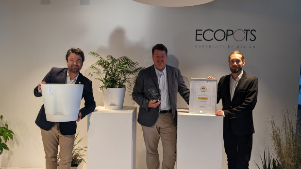 Redakteur Lukas Gangl (rechts) überreichte die Auszeichnung mitsamt Urkunde an CEO Emmanuel Devriendt (links) und Country Manager Rainer Danner.