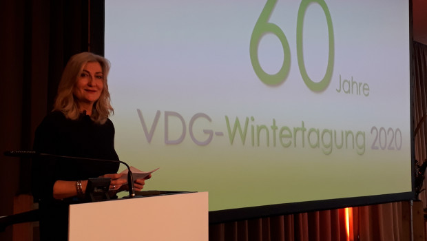 Die VDG-Vorsitzende Martina Mensing-Meckelburg bei ihrer Begrüßungsrede in München.