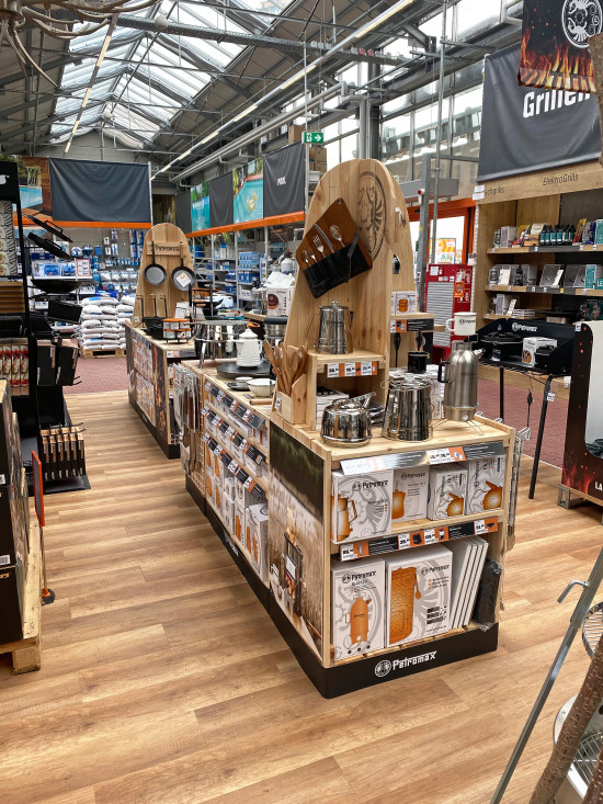 Das neue Platzierungskonzept: Am „Point of Experience“ werden die Produkte erlebbar gemacht und emotional in Outdoor-Szenen inszeniert. Das neue Platzierungskonzept: Am „Point of Experience“ werden die Produkte erlebbar gemacht und emotional in Outdoor-Szenen inszeniert.