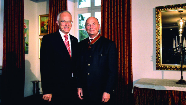 Dem heute 90-Jährigen wurde 1978 von Bundespräsident Walter Scheel (links) das Bundesverdienstkreuz am Bande verliehen.