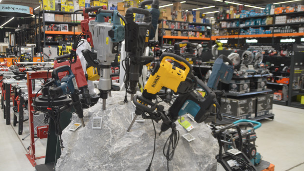 Ob Bohrmaschine oder Kettensäge – zahlreiche Heimwerkerinnen und Heimwerker haben Respekt vor Elektrowerkzeugen.  Ob Bohrmaschine oder Kettensäge – zahlreiche Heimwerkerinnen und Heimwerker haben Respekt vor Elektrowerkzeugen.