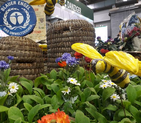 Floragard hat die Biene auf der IPM thematisiert.
Floragard hat die Biene auf der IPM thematisiert.