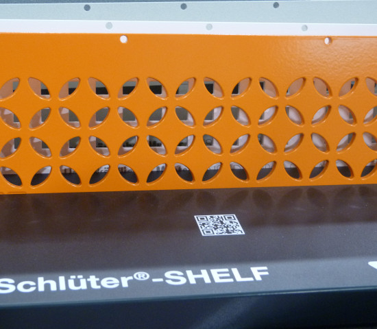 Knallig war es auch am Stand von Schlüter. Das Unternehmen kann seine Dusch-Ablagen in allen Tönen der RAL-Palette anbieten. Knallig war es auch am Stand von Schlüter. Das Unternehmen kann seine Dusch-Ablagen in allen Tönen der RAL-Palette anbieten.