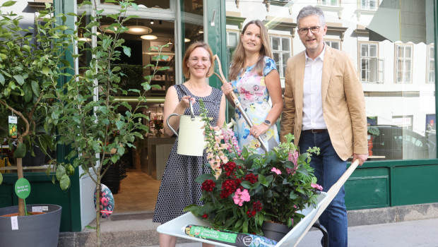 Lea Halbwidl, Bezirksvorsteherin Wien Wieden, Susanne Eidenberger, Geschäftsführerin Bellaflora, und Martin Schweller, Regionalleiter Bellaflora Region Nord, bei der Eröffnung des neuen Stores.