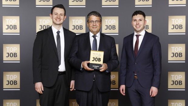 Top-Job-Schirmherr Sigmar Gabriel (M.) vergab die Auszeichnung an Axel Neum (l.), HR Manager Employer Branding & Recruiting International und Nicolai Lenzen, HR Manager Performance Management & Apprenticeship International von Storch-Ciret.