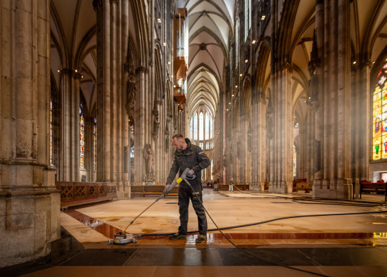 Im Rahmen seines Kultursponsorings hat Kärcher den Sandstein- und Mosaikboden des Kölner Doms gereinigt.