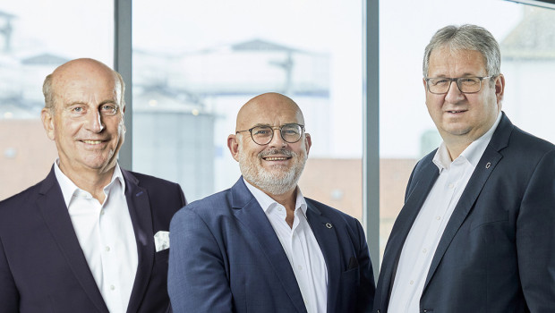 Axel F. Pawlas (l.), Geschäftsführung Holzland, und die Bauvista-Geschäftsführer Johannes Häringslack (M.) und  Jörg Kronenberg freuen sich über die Ausweitung der Zusammenarbeit.