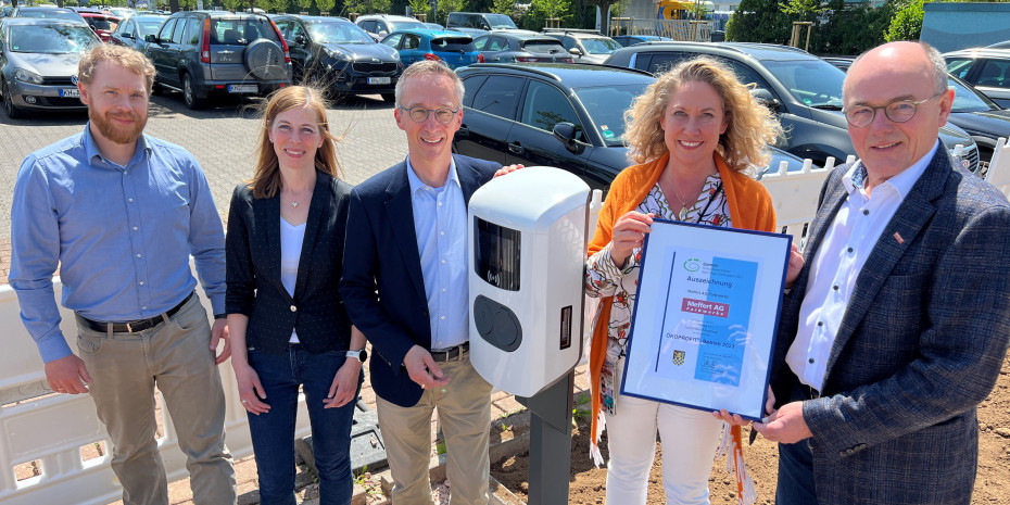 Kreisklimaschutzmanager Simon Haas (von links) mit Isabelle Dahlheimer, Volker Mehler, Landrätin Bettina Dickes und Vorstand Dieter Meffert bei der Auszeichnung als Ökoprofit-Betrieb 2023. 