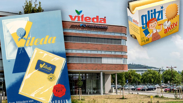 Collage: Werbeplakat für das Fenstertuch von 1950 und „Glitzi“ vor der Zentrale von Vileda im baden-württembergischen Weinheim.