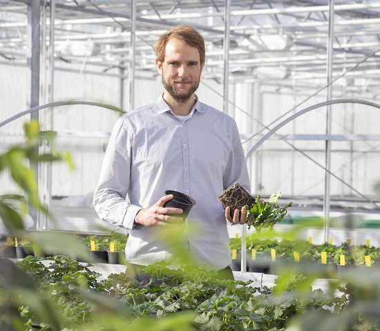 Dr. Simon Grießer beschäftigt sich bei Floragard intensiv mit der Entwicklung neuer Torfersatzstoffe und bildet die Schnittstelle zwischen den beiden Unternehmen.