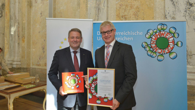 Neudorff-Geschäftsführer Karl-Heinz Dautz (r.) hat die Urkunde aus den Händen von Bundesminister Andrä Rupprechter in Wien entgegengenommen.