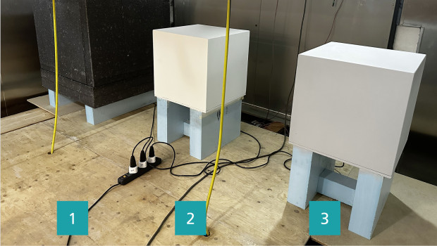 So sah der Versuchsaufbau im Labor der Leibniz-Universität Hannover aus: 1 - EPS-Dämmung, 2 - Bauter-Farbe, 3 - herkömmliche Farbe.&nbsp;