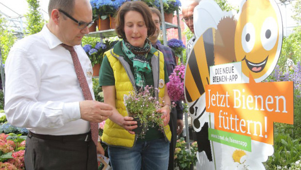 Der Minister und die Bienen: Bundeslandwirtschaftsminister Christian Schmidt informiert sich bei Gastgeberin Mirja Dauchenbeck über die Bienen-Aktion im Gartencenter.