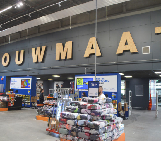Bouwmaat wendet sich ausschließlich an Profikunden. Vier Franchisenehmer betreiben 45 Standorte, davon sieben in Amsterdam. Bouwmaat wendet sich ausschließlich an Profikunden. Vier Franchisenehmer betreiben 45 Standorte, davon sieben in Amsterdam.