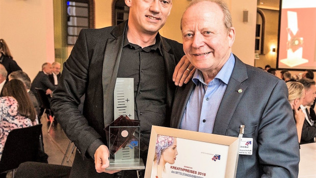 Oliver Wichern (l.), Abteilungsleiter Werbung, und Horst Schreiber, Bereichsleiter Gesellschafterentwicklung, freuen sich über den Kreativpreis 2018 für die Hagebau.